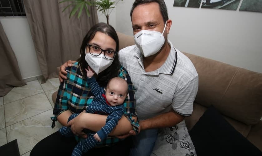 Fernando, a esposa Camila e o filho Pedro. (Foto: Reprodução / Samantha Ciuffa)