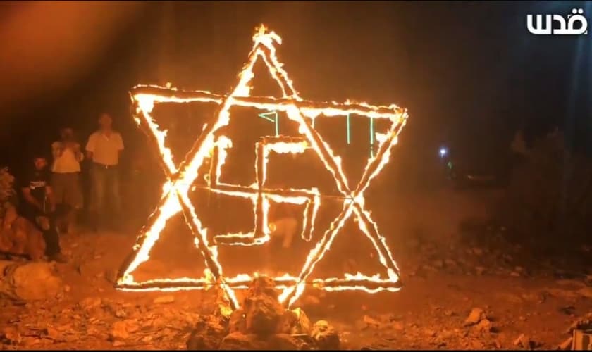 A manifestação com o símbolo nazista foi gravada em vídeo e amplamente divulgada. (Foto: Abduallah Bahsh/Quds News Network).