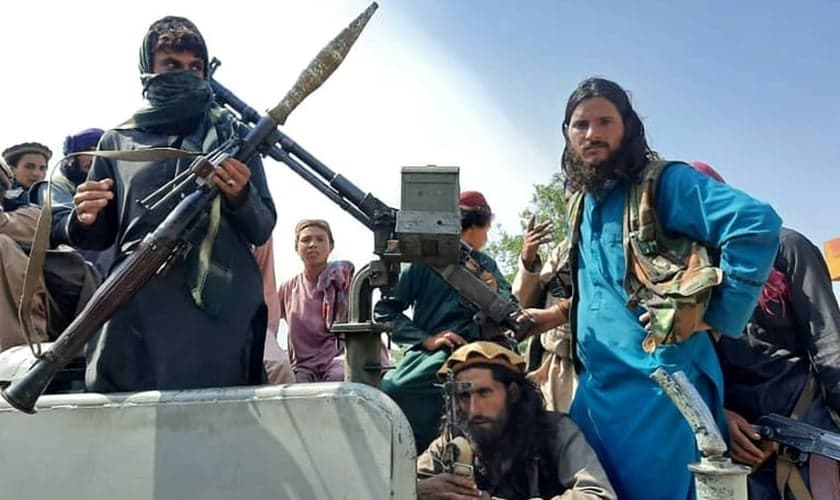 Combatentes talibãs em rua de Laghman, em 15 de agosto de 2021, no Afeganistão. (Foto: AFP).