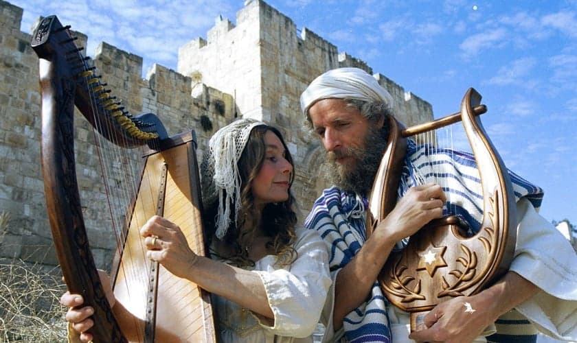 Micah Harari e sua esposa, Shoshana, fabricam harpas desde a década de 80. (Foto: King David Harps Jerusalem)