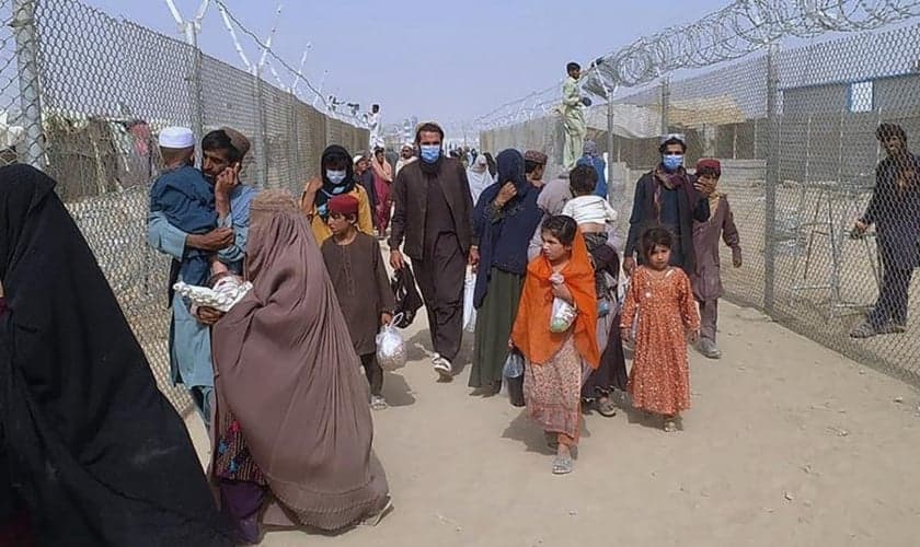 Afegãos em fuga. (Foto: AP Photo/Jafar Khan)