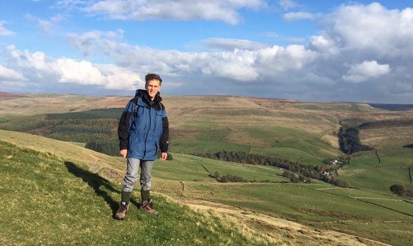 Chris Goswami se desafiou a conhecer o cristianismo por 6 meses. (Foto: Chris Goswami)