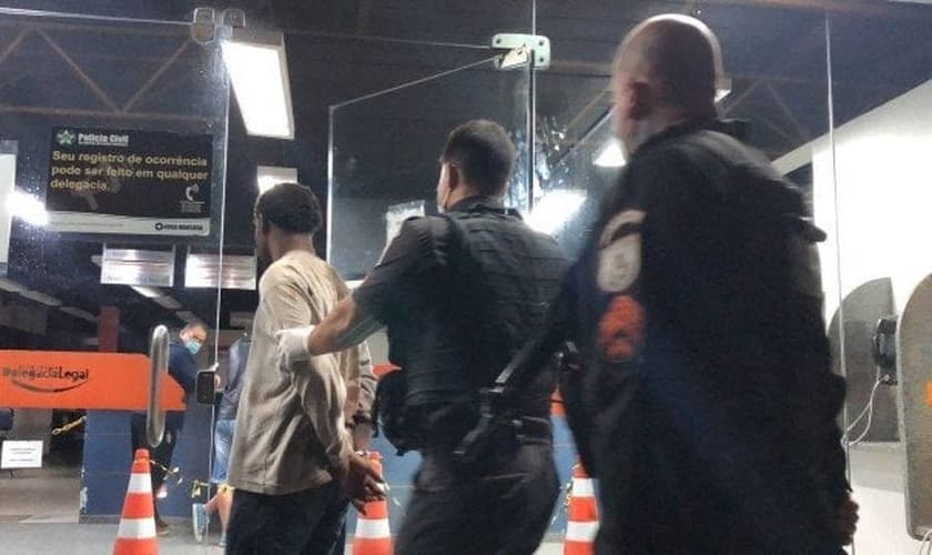 Homem foi contido por policiais e levado para a delegacia. (Foto: Lei Seca Maricá / Divulgação)