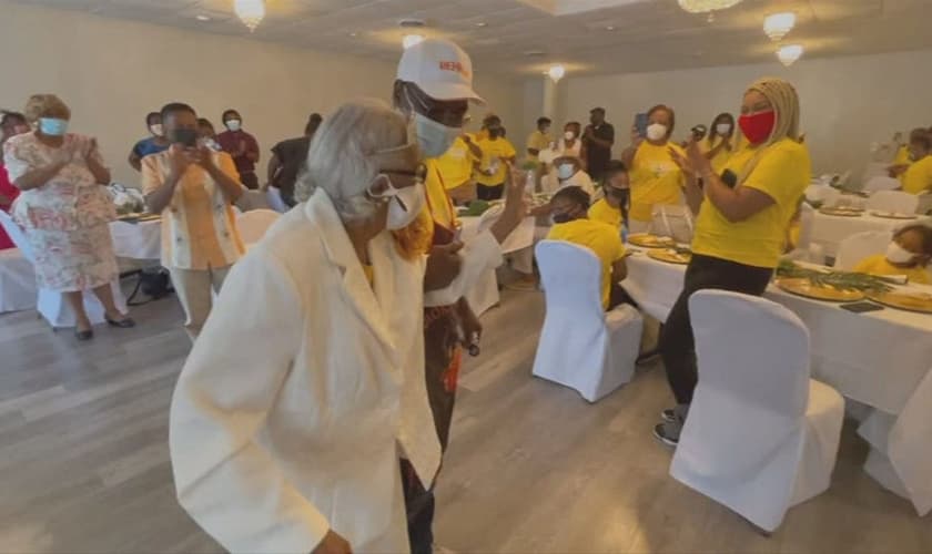 Marie Robinson teve um momento para dançar ao som da música quando ela entrou em sua festa de 100 anos. (Foto: Reprodução / Fox 5 Atlanta)