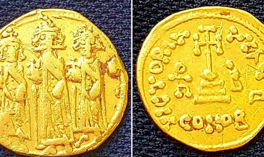 A moeda de ouro que foi desenterrada durante a escavação. (Foto: Amir Gorzalczany/Autoridade de Antiguidades de Israel)