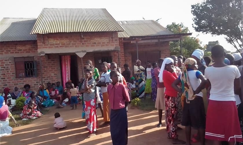 Enlutados na casa do assassinado Tabiruka Tefiiro na aldeia de Bupalama, no leste de Uganda. (Foto: Morning Star News).