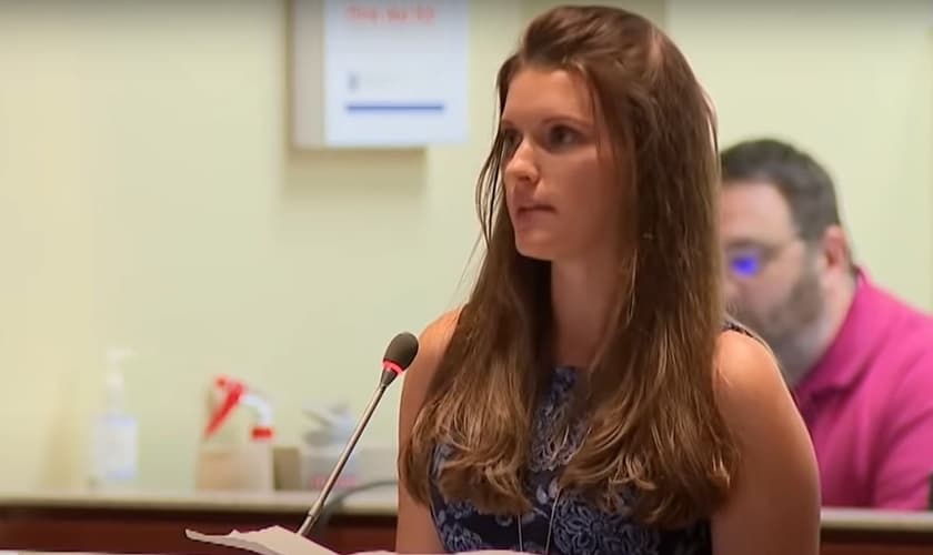 Laura Morris lendo seu protesto em frente ao Conselho Escolar do Condado de Loudoun. (Foto: Captura de tela/YouTube/Fox News)