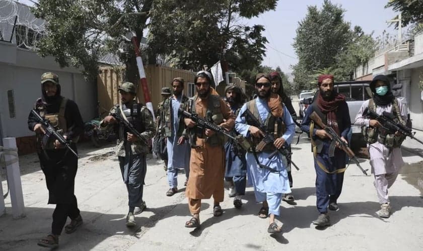 Combatentes do Talibã patrulham o bairro de Wazir Akbar Khan, em Cabul, capital do Afeganistão, em 18 de agosto de 2021. (Foto: Rahmat Gul/AP)