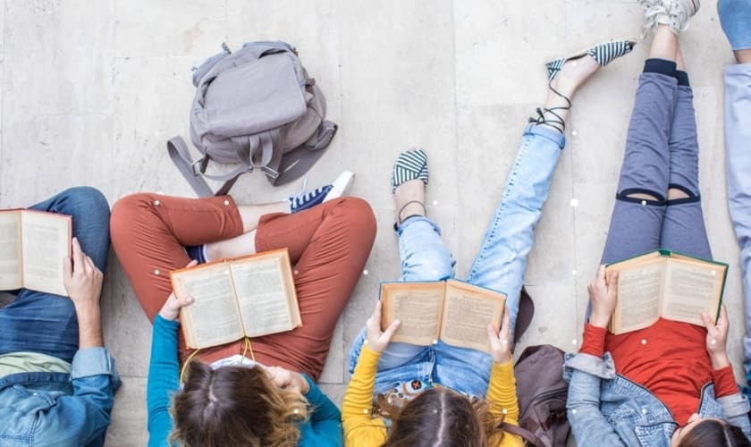 Jovens com a Bíblia. (Foto: Getty Images)