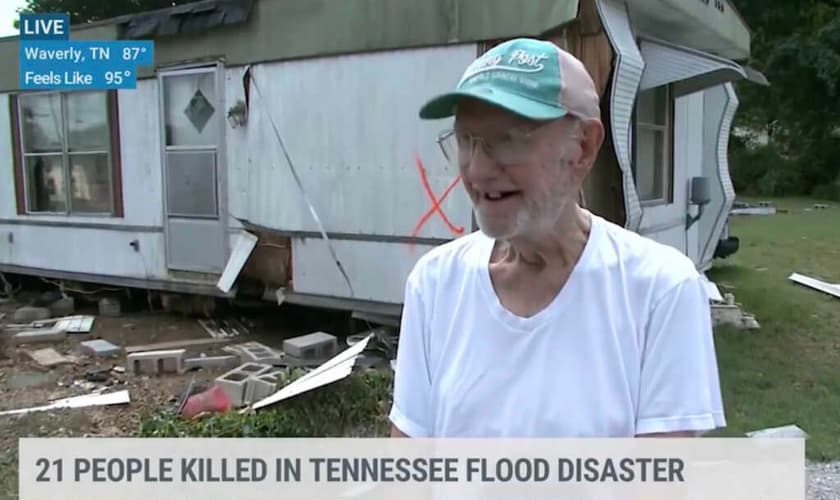 Buddy McNabb em frente a seu trailer. (Foto: Reprodução / The Weather Channel)