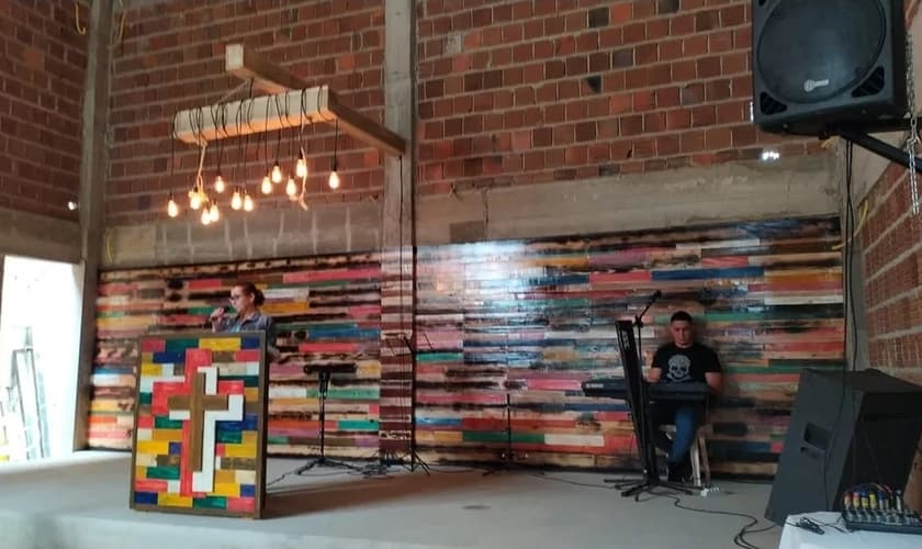 Altar é construído por detentos em igreja evangélica em Canhotinho. (Foto: Divulgação / Seres)