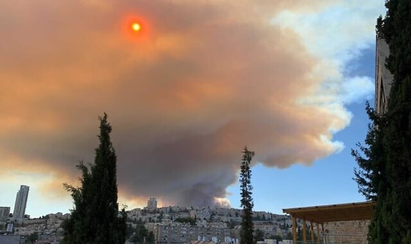 Fumaça do incêndio florestal se espalhou por Jerusalém em 15 de agosto. (Foto: Mick Weinstein/Times of Israel)