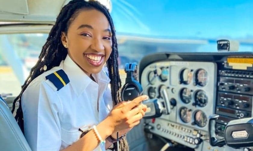 Miracle Izuchukwu na cabine do avião. (Foto: Reprodução / Instagram)