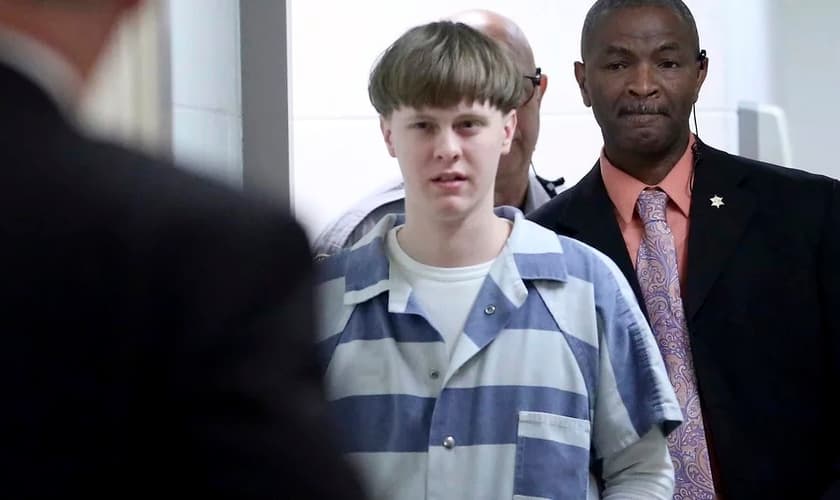 Dylann Roof na sala do tribunal em 2017, acusado de assassinato de nove membros de uma igreja negra em Charleston, em 2015. (Foto: Grace Beahm / The Post And Courier via AP)
