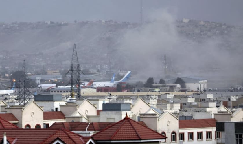 Fumaça da explosão do lado de fora do aeroporto de Cabul, no Afeganistão. (Foto: Wali Sabawoon/AP)