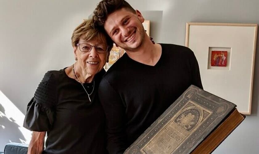 Jacob Leiter e Susi Kasper Leiter agora podem percorrer as páginas da Bíblia da família. (Foto: Jacob Leiter / Cortesia)