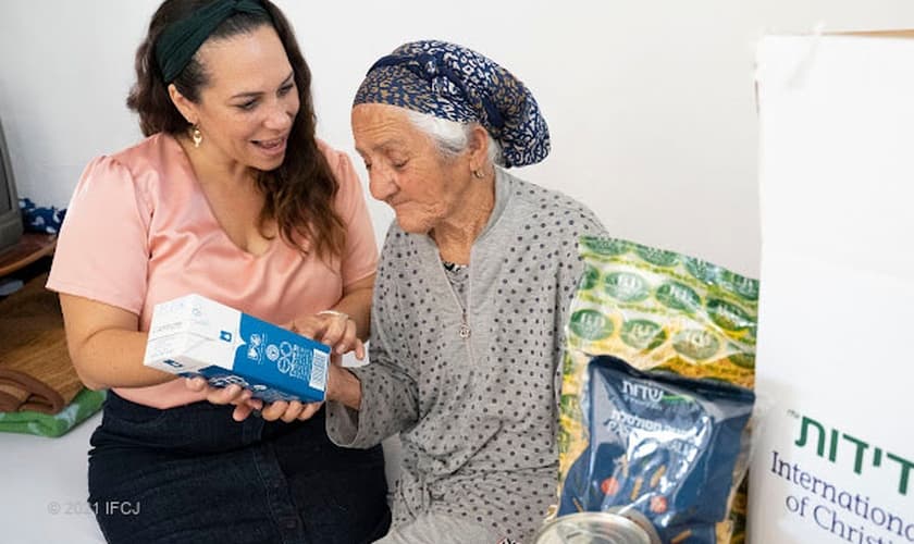 Yael Eckstein e uma idosa contemplada pela IFCJ em Israel. (Foto: Erik Davis)