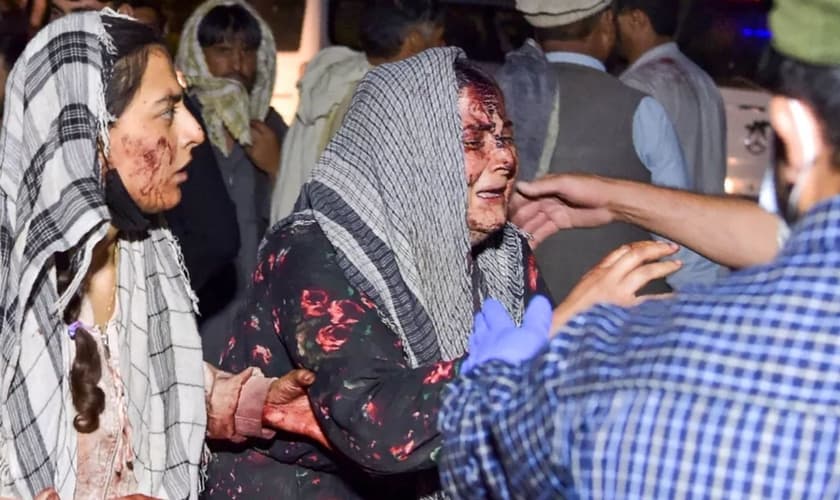 Mulheres feridas chegam a um hospital após o ataque terrorista, em Cabul, no Afeganistão. (Foto: Wakil Kohsar/AFP)
