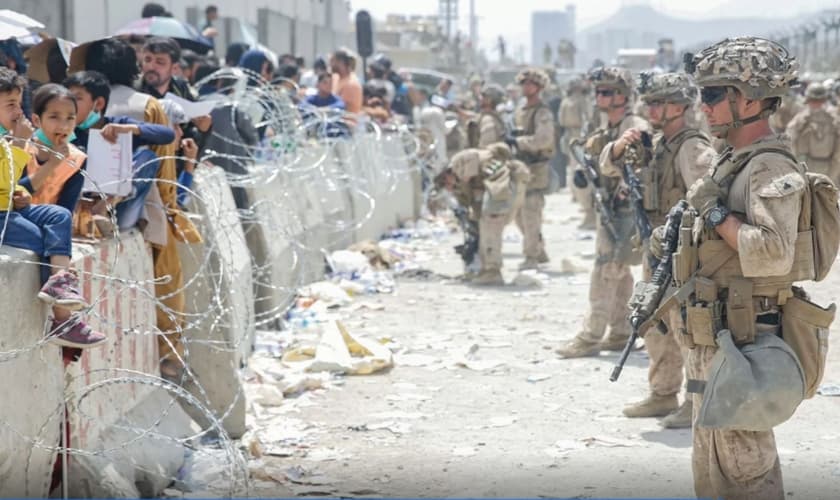 Fuzileiros navais dos EUA e civis durante uma evacuação no Aeroporto Internacional Hamid Karzai, em Cabul, Afeganistão, dia 20 de agosto de 2021. (Foto: AFP/Nicholas Guevara/US Marine Corps)