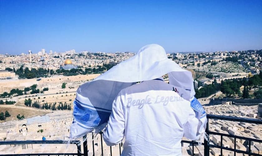 Joel Engel em frente ao Monte do Templo em Jerusalém, Israel. (Foto: Ministério Engel)