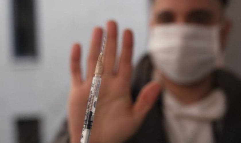 O futuro das pessoas que não quiserem tomar a vacina tende a ser cheio de restrições, como já acontece em muitos países com a campanha mais adiantada. (Foto: Getty Images)