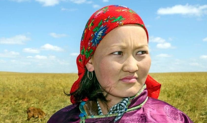 Putri foi batizada numa piscina improvisada dentro da igreja local. (Foto: Reprodução/ Facebook IMB).