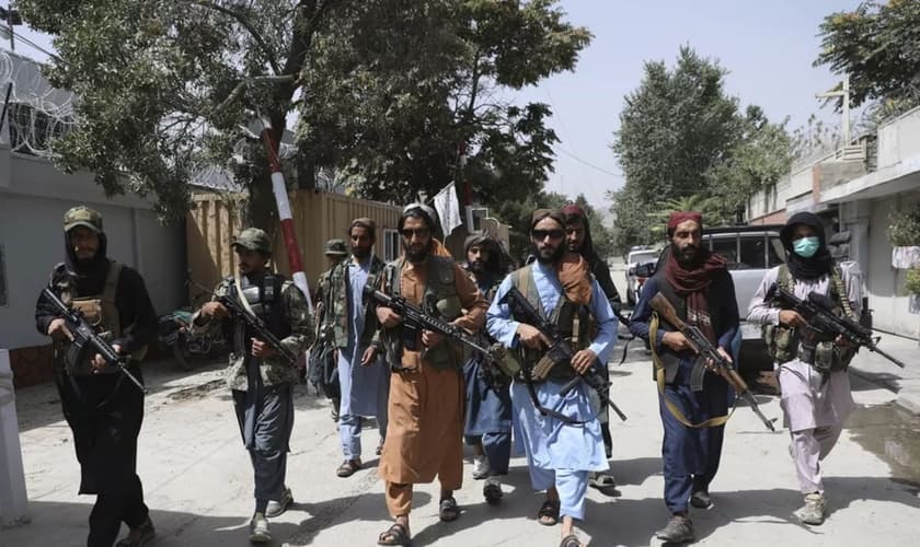 Combatentes do Talibã patrulham o bairro de Wazir Akbar Khan na cidade de Cabul, em 18 de agosto de 2021. (Foto: Rahmat Gul/AP)