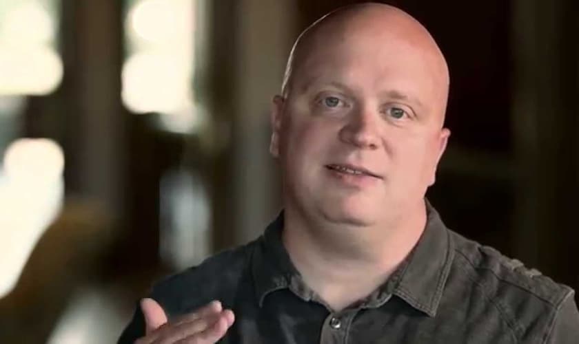 Caleb decidiu frequentar um estudo bíblico para refutar o cristianismo, mas acabou se convertendo. (Foto: Reprodução/YouTube).