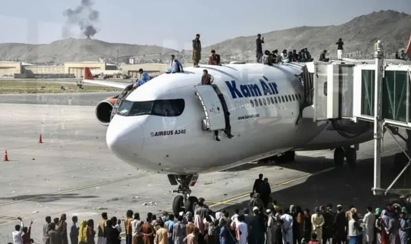 Avião estacionado no aeroporto de Cabul. (Foto: Wakil Kohsar/AFP)