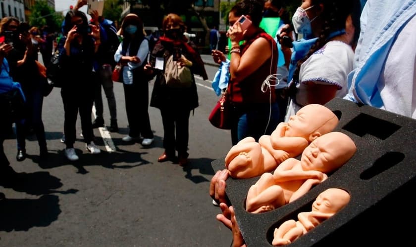 Manifestantes pró-vida em frente ao Supremo Tribunal de Justiça do México. (Foto: EFE/Carlos Ramírez)