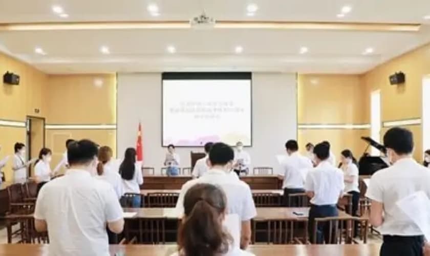 Membros da Igreja das Três Autonomias oraram pelos soldados comunistas mortos, no Seminário Teológico Fujian. (Foto: Reprodução/Weibo).