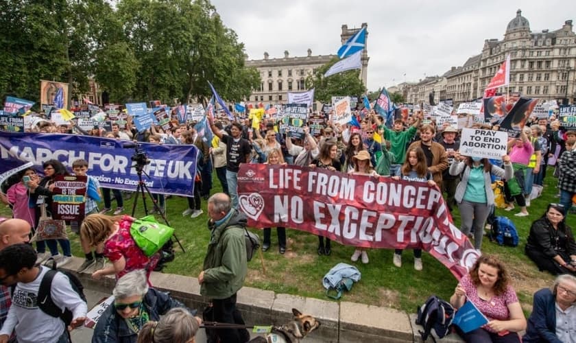 Milhares marcham pela vida em Londres. / Marcha pela vida no Reino Unido.
