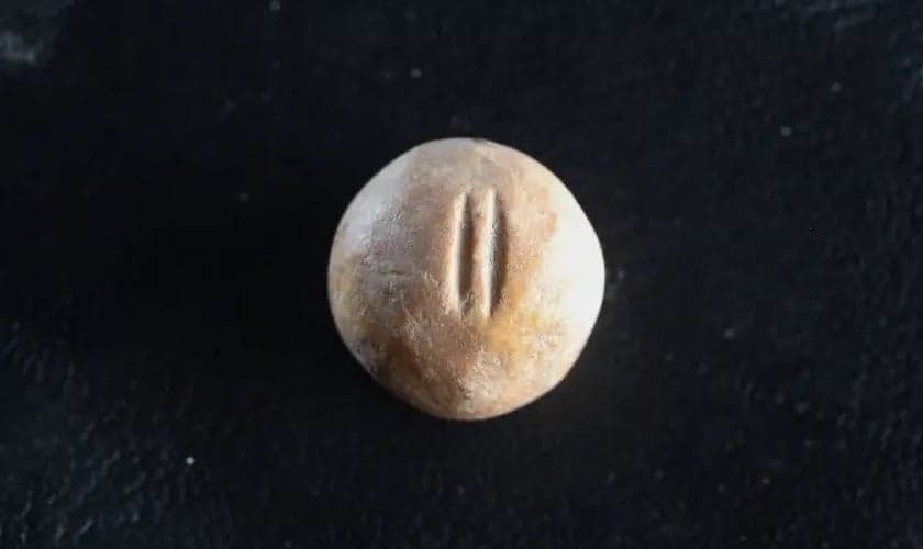 O peso antigo provavelmente usado por um golpista na era do Primeiro Templo em Jerusalém. (Foto: Eliyahu Yanai / Cidade de Davi)