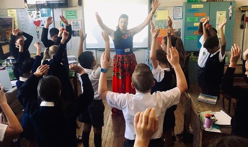 Lindy-Ann Hopley ministra em escola da Cidade do Cabo. (Foto: Reprodução / GOD TV)