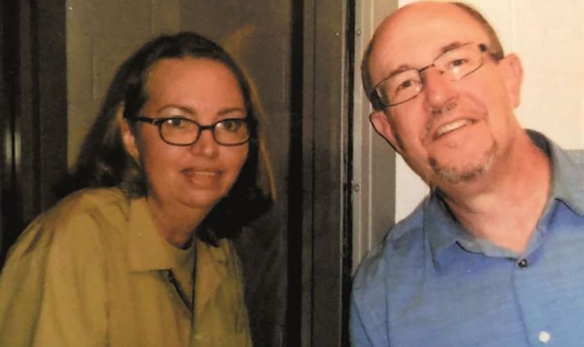 Lisa Marie Montgomery ao lado do pastor John Fransisco, em um presídio dos EUA. (Foto: AG News)