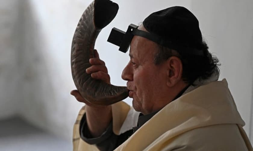 Zebulon Simentov toca um Shofar na sinagoga, localizada em um antigo prédio em Cabul. (Foto: Wakil Kohsar/AFP/Getty Images).