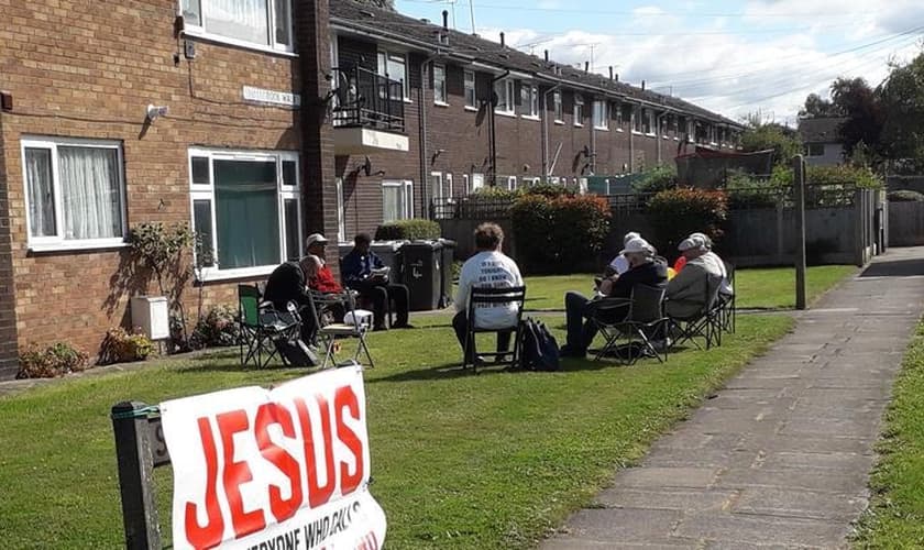 Dois evangelistas começaram os encontros na frente de casa, durante a pandemia em 2020. (Foto: Premier Christianity).