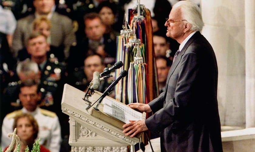 Billy Graham na Catedral Nacional de Washington, em 14 de setembro de 2001, ministrando ao povo americano. (Foto: Billy Graham Evangelistic Association).