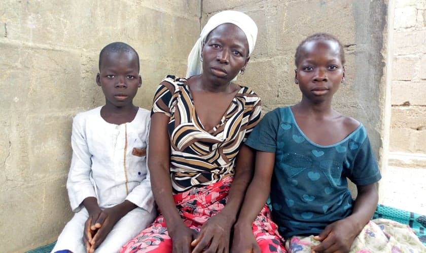 Em ataque de Fulanis, Juliet Yohanna e seus cinco filhos permaneceram dentro do buraco por quatro dias. (Foto: Aid To The Church In Need).