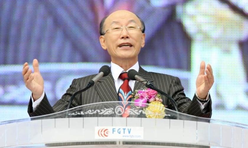 Cho Yong-gi pregando em um estádio em Seul, na Coreia do Sul, em outubro de 2007. (Foto: Yonhap News/Newscom/ZUMA Press)