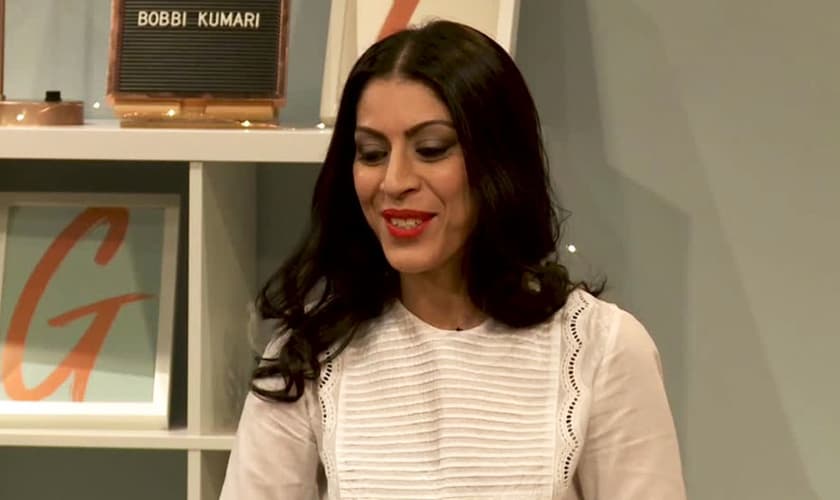 Bobbi Kumari testemunhando sobre seu encontro com Jesus. (Foto: Reprodução / GOD TV)