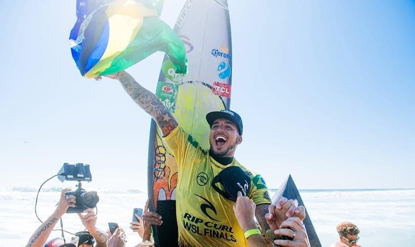 Gabriel Medina comemora o título em Lower Trestles. (Foto: Pat Nolan/World Surf League)