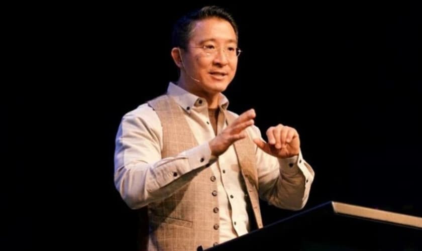 Christopher Yuan, pregando em evento de 2018. (Foto: Reprodução Christian Post)