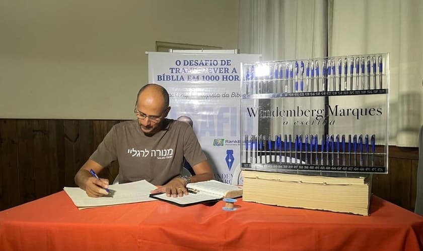 Wandemberg Marques recebeu o reconhecimento como o mais rápido copista da Bíblia. (Foto: Arquivo pessoal)