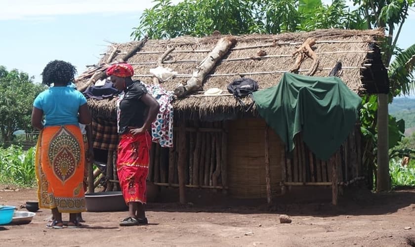 Hoosna e Zahra viajam três horas toda semana, atravessando deserto, para pregar o Evangelho às mulheres. (Foto: Audio Scripture Ministries).