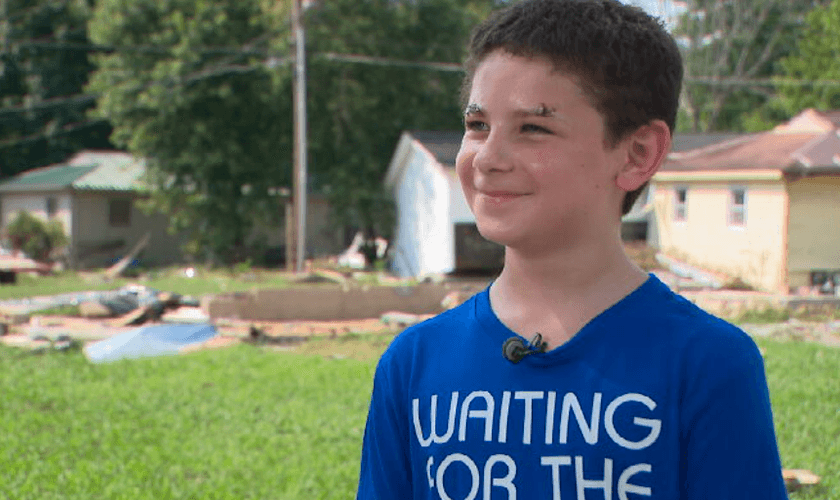 Madden Sanders em frente a base de cimento de sua casa, depois que ela foi arrancada e carregada pela enchente. (Foto: Dan Blommel)