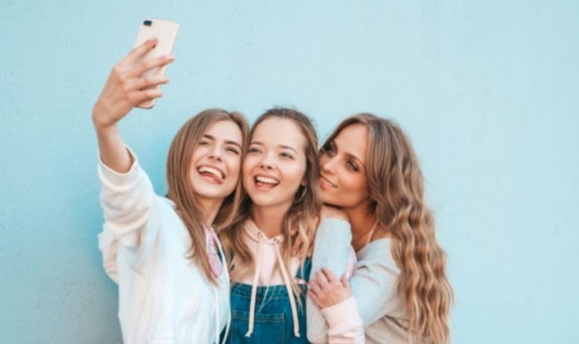 Garotas tirando selfie. (Foto ilustrativa: Freepik)