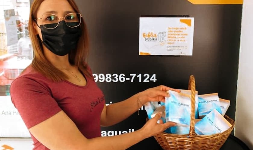 A livraria disponibiliza a “Cesta da Bíblia Solidária”, para aqueles que não podem comprar uma Bíblia, pegar a sua gratuitamente. (Foto: Divulgação).