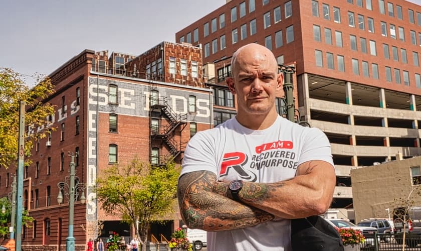 Hoje, Adam lidera o Recovered on Purpose, um ministério de libertação de drogas. (Foto: Adam Gunton).