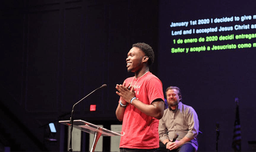 Hoje livre, Marvin compartilha seu testemunho e sua nova vida em Cristo. (Foto: Reprodução / Nazareno)